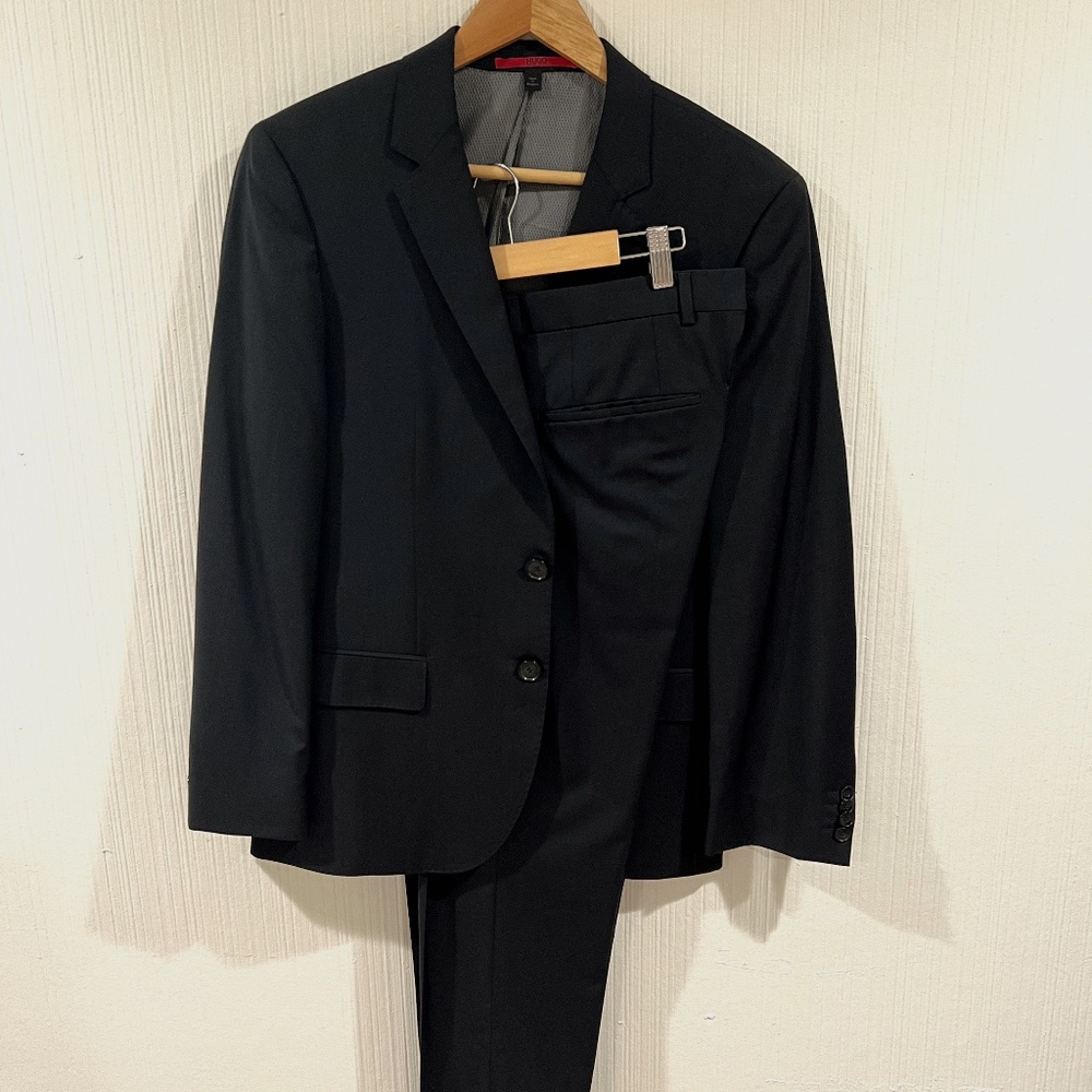 HUGO BOSS SOLID BLACK Wool Suit 36S